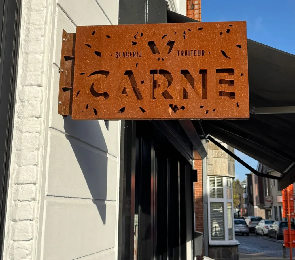 Cortenstalen reclamebord voor slagerij en traiteur, volledig op maat gemaakt