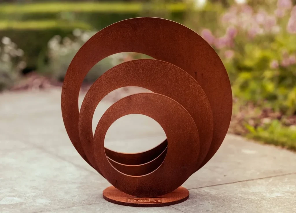 Cortenstalen kunstwerk met drie oplopende cirkels in diameter