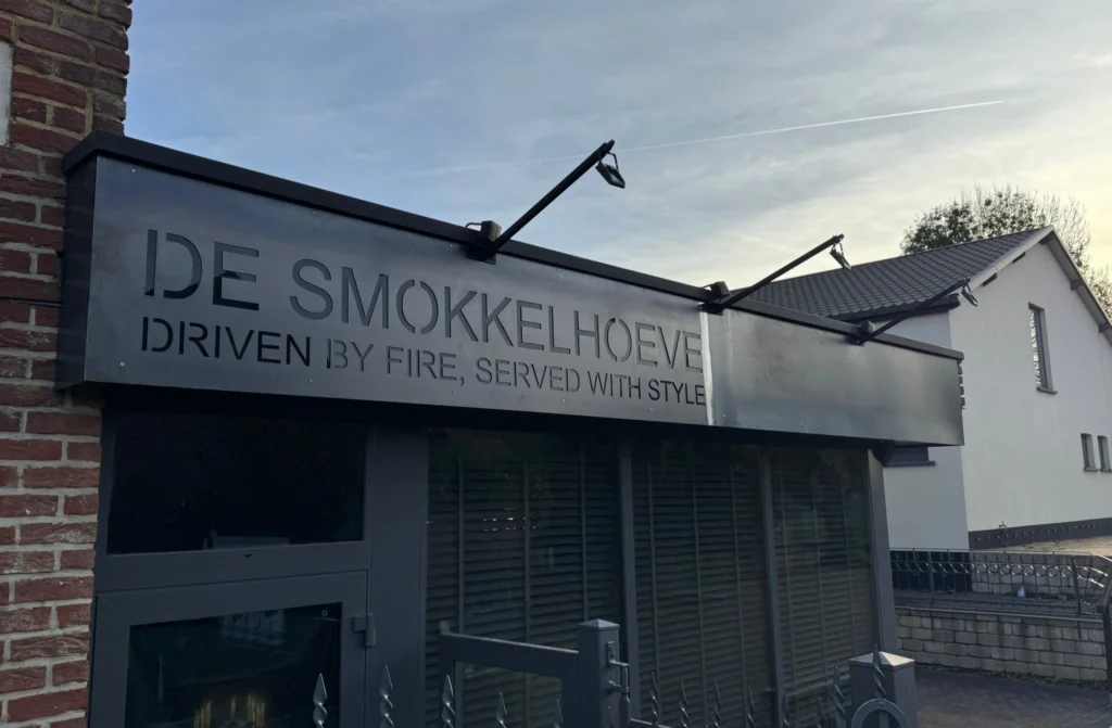 Cortenstalen gevelbord met uitgesneden restaurantnaam “De Smokkelhoeve”, maatwerk naambord voor horeca.