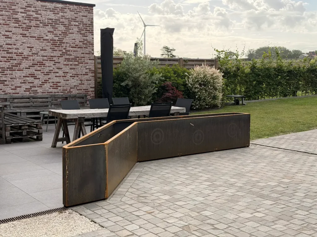 Cortenstalen bloembakken op maat, net geplaatst in speciale vorm.