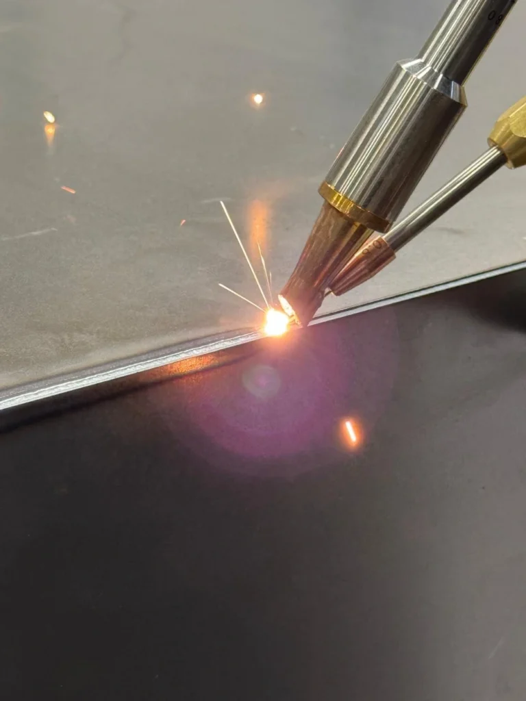 Close‑up van laserlassen cortenstaal