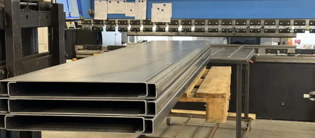 Close‑up van geplooid cortenstaal, stukken van 3 meter