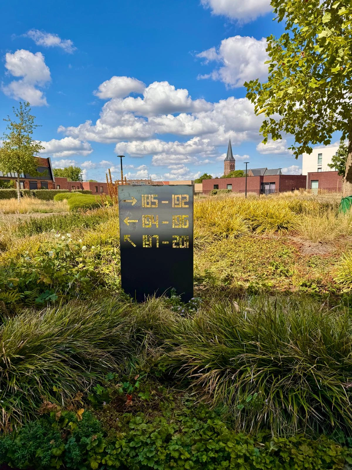 Deze op maat gemaakte cortenstalen wegwijzers zijn machinaal geproduceerd, wat zorgt voor nauwkeurige afmetingen en een moderne uitstraling in de groentuin.