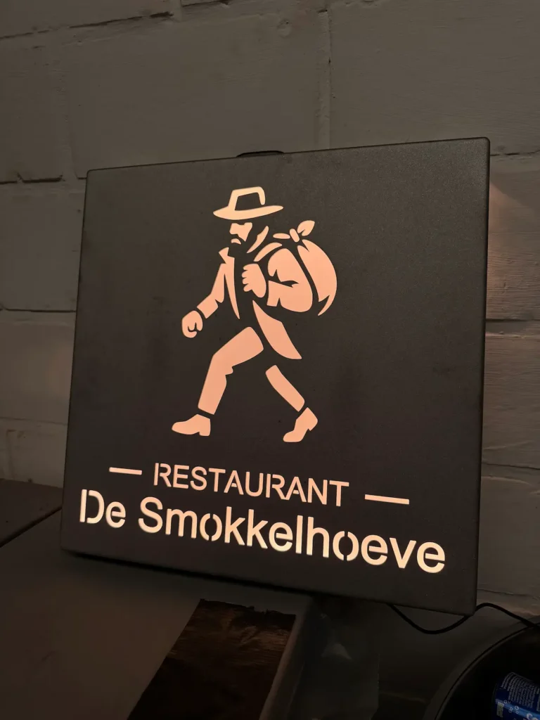 Cortenstalen reclamebord met geïntegreerde LED‑verlichting voor restaurant, maatwerk