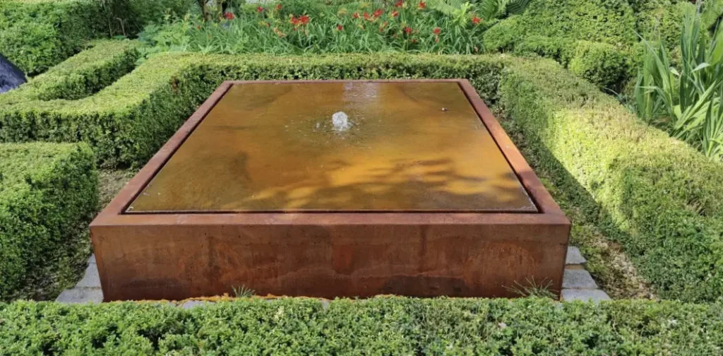 Cortenstalen waterelement | Cortenstaal in de tuin | Waterelementen vervaardigd van cortenstaal | Vlaeminck Plaatbewerking | West-Vlaanderen | 8730 Beernem